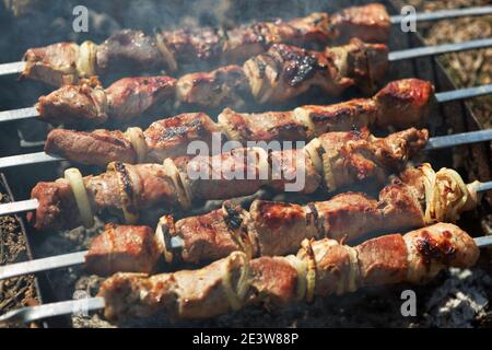 Spieße auf dem Grill mit Rauch Stockfoto