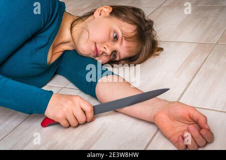 Depression Frau will Selbstmord mit Messer begehen - Selbstmord Konzept Stockfoto