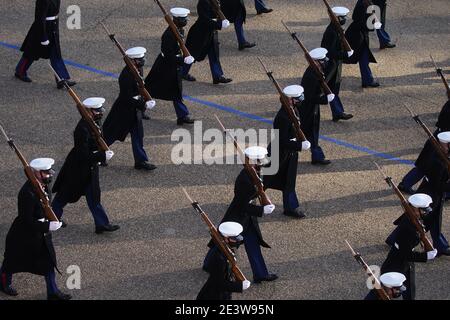 Washington, DC. Januar 2021.Washington, DC, USA. Januar 2021. Eine historische Militärparade geht auf der Pennsylvania Avenue während der 59. Parade zur Amtseinführung des Präsidenten in Washington, DC, USA, am Mittwoch, den 20. Januar 2021. Biden wird an seinem ersten Tag als Präsident eine umfassende Reform der Einwanderung vorschlagen, einschließlich eines verkürzten Weges zur US-Staatsbürgerschaft für Migranten ohne Papiere - eine vollständige Umkehr von Donald Trumps Einwanderungsbeschränkungen und -Niederlagen, die jedoch mit großen Hinderungsgründen im Kongress konfrontiert ist. Quelle: dpa picture Alliance/Alamy Live News Stockfoto