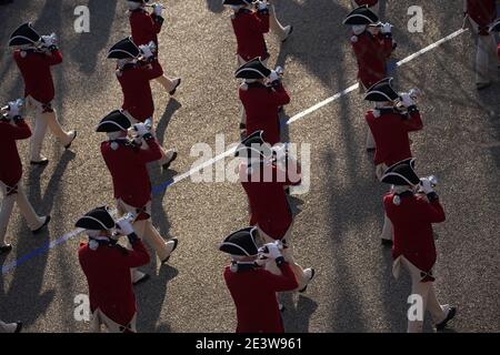 Washington, DC. Januar 2021.Washington, DC, USA. Januar 2021. Eine historische Militärparade geht auf der Pennsylvania Avenue während der 59. Parade zur Amtseinführung des Präsidenten in Washington, DC, USA, am Mittwoch, den 20. Januar 2021. Biden wird an seinem ersten Tag als Präsident eine umfassende Reform der Einwanderung vorschlagen, einschließlich eines verkürzten Weges zur US-Staatsbürgerschaft für Migranten ohne Papiere - eine vollständige Umkehr von Donald Trumps Einwanderungsbeschränkungen und -Niederlagen, die jedoch mit großen Hinderungsgründen im Kongress konfrontiert ist. Quelle: dpa picture Alliance/Alamy Live News Stockfoto