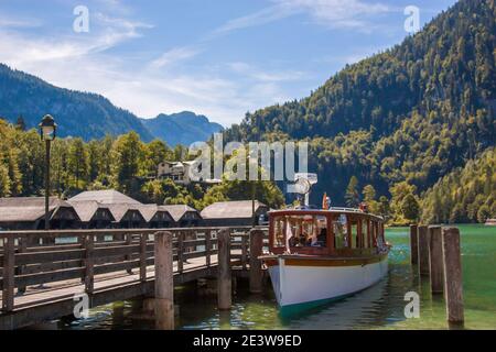 Ein Elektroboot auf dem Königsee in Deutschland steht auf einem Dock, einem Touristenort, einem Urlaubsort und einer wunderschönen alpinen Landschaft Stockfoto