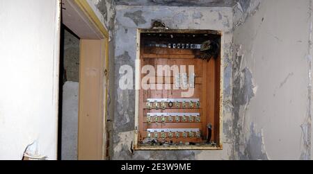 Alte Retro-Vintage-Stil und schmutzige gelbe elektrische Kontaktschalter und Schützschalter auf bewaldeten zurück im verlassenen Gebäude in Bulgarien. Stockfoto