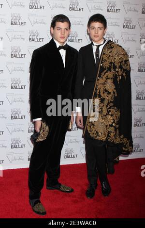 Peter Brent Jr. und Harry Brent, Söhne von Stephanie Seymour und Peter M. Brent, nehmen am 20. September 2012 an der jährlichen New York City Ballet Herbst Gala Teil, bei der Modedesigner Valentino im David H. Koch Theater des Lincoln Centers in New York City gefeiert wird. Foto: Henry McGee/MediaPunch Stockfoto