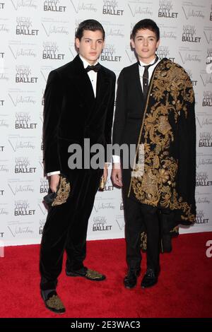 Peter Brent Jr. und Harry Brent, Söhne von Stephanie Seymour und Peter M. Brent, nehmen am 20. September 2012 an der jährlichen New York City Ballet Herbst Gala Teil, bei der Modedesigner Valentino im David H. Koch Theater des Lincoln Centers in New York City gefeiert wird. Foto: Henry McGee/MediaPunch Stockfoto