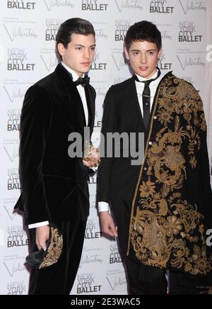 Peter Brent Jr. und Harry Brent, Söhne von Stephanie Seymour und Peter M. Brent, nehmen am 20. September 2012 an der jährlichen New York City Ballet Herbst Gala Teil, bei der Modedesigner Valentino im David H. Koch Theater des Lincoln Centers in New York City gefeiert wird. Foto: Henry McGee/MediaPunch Stockfoto