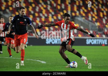 London, Großbritannien. Januar 2021. Ivan Toney von Brentford (R) schieß auf das Tor. EFL Skybet Championship Match, Brentford gegen Luton Town im Brentford Community Stadium, Brentford in London am Mittwoch, den 20. Januar 2021. Dieses Bild darf nur für redaktionelle Zwecke verwendet werden. Nur redaktionelle Verwendung, Lizenz für kommerzielle Nutzung erforderlich. Keine Verwendung in Wetten, Spiele oder ein einzelner Club / Liga / Spieler Publikationen. PIC von Steffan Bowen / Andrew Orchard Sport Fotografie / Alamy Live News Kredit: Andrew Orchard Sport Fotografie / Alamy Live News Stockfoto