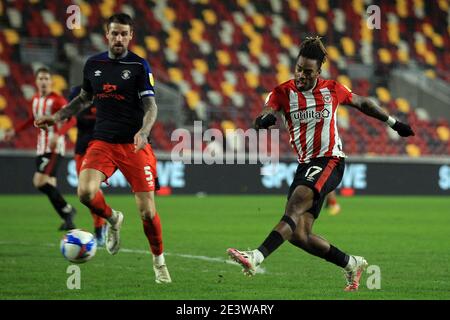 London, Großbritannien. Januar 2021. Ivan Toney von Brentford (R) schieß auf das Tor. EFL Skybet Championship Match, Brentford gegen Luton Town im Brentford Community Stadium, Brentford in London am Mittwoch, den 20. Januar 2021. Dieses Bild darf nur für redaktionelle Zwecke verwendet werden. Nur redaktionelle Verwendung, Lizenz für kommerzielle Nutzung erforderlich. Keine Verwendung in Wetten, Spiele oder ein einzelner Club / Liga / Spieler Publikationen. PIC von Steffan Bowen / Andrew Orchard Sport Fotografie / Alamy Live News Kredit: Andrew Orchard Sport Fotografie / Alamy Live News Stockfoto