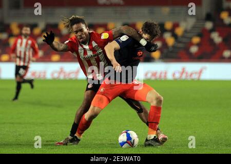 London, Großbritannien. Januar 2021. Tom Lockyer von Luton Town (R) im Einsatz mit Ivan Toney von Brentford (L). EFL Skybet Championship Match, Brentford gegen Luton Town im Brentford Community Stadium, Brentford in London am Mittwoch, den 20. Januar 2021. Dieses Bild darf nur für redaktionelle Zwecke verwendet werden. Nur redaktionelle Verwendung, Lizenz für kommerzielle Nutzung erforderlich. Keine Verwendung in Wetten, Spiele oder ein einzelner Club / Liga / Spieler Publikationen. PIC von Steffan Bowen / Andrew Orchard Sport Fotografie / Alamy Live News Kredit: Andrew Orchard Sport Fotografie / Alamy Live News Stockfoto