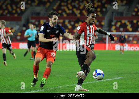 London, Großbritannien. Januar 2021. Tom Lockyer von Luton Town (L) im Einsatz mit Ivan Toney von Brentford (R). EFL Skybet Championship Match, Brentford gegen Luton Town im Brentford Community Stadium, Brentford in London am Mittwoch, den 20. Januar 2021. Dieses Bild darf nur für redaktionelle Zwecke verwendet werden. Nur redaktionelle Verwendung, Lizenz für kommerzielle Nutzung erforderlich. Keine Verwendung in Wetten, Spiele oder ein einzelner Club / Liga / Spieler Publikationen. PIC von Steffan Bowen / Andrew Orchard Sport Fotografie / Alamy Live News Kredit: Andrew Orchard Sport Fotografie / Alamy Live News Stockfoto