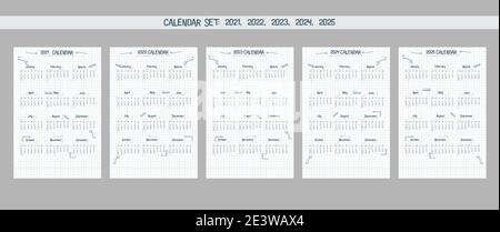 Kalenderset 2021 2022 2023 2024 2025. Handgezeichneter Schrifttyp Text und Elemente, Schulnotenstil, kariertes Notizbuch mit lineart-Pfeilen und Fra Stock Vektor