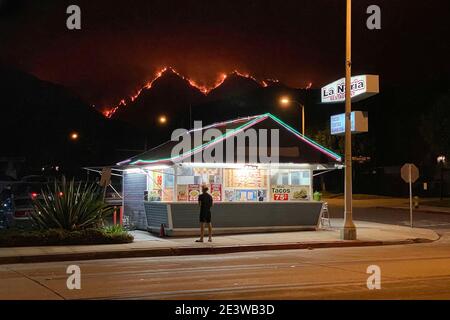 TACO TO GO, HOLD THE HOT SAUCE: 10. September 2020, Monrovia, California, USA: Das Bobcat Feuer brennt im Angeles National Forest hinter La Noria Restaurant. Das Feuer, das am 6. September begann, hat 24,000 Hektar im San Gabriel Canyon verbrannt und ist zu weniger als 10 Prozent eingedämmt. Quelle: David Swanson/ZUMA Wire/Alamy Live News Stockfoto