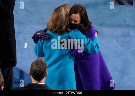Vizepräsident-elect Kamala Harris und Haus-Sprecherin Nancy Pelosi von Kalifornien, Umarmung, wie sie für die 59. Präsidenteneröffnung im US-Kapitol in Washington ankommen, Mittwoch, 20. Januar 2021. (AP Photo/Susan Walsh, Pool)/MediaPunch Stockfoto