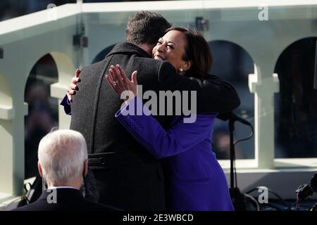 Vizepräsidentin Kamala Harris umarmt ihren Mann Doug Emhoff, nachdem er den Amtseid während der 59. Amtseinführung am Mittwoch, 20. Januar 2021 im US-Kapitol in Washington, DC/MediaPunch abgelegt hat Stockfoto