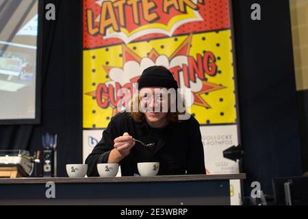 Coffee Tasting Challenge, bei der die Teilnehmer verschiedene Geschmäcker und Gerüche bei der Cup Tasting Championship in Bremen, Deutschland, im Februar identifizieren müssen Stockfoto