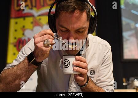 Coffee Tasting Challenge, bei der die Teilnehmer verschiedene Geschmäcker und Gerüche bei der Cup Tasting Championship in Bremen, Deutschland, im Februar identifizieren müssen Stockfoto