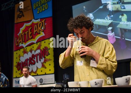 Coffee Tasting Challenge, bei der die Teilnehmer verschiedene Geschmäcker und Gerüche bei der Cup Tasting Championship in Bremen, Deutschland, im Februar identifizieren müssen Stockfoto