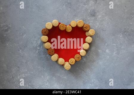 Valentine Herz aus Wein Korken auf Stein Hintergrund Stockfoto