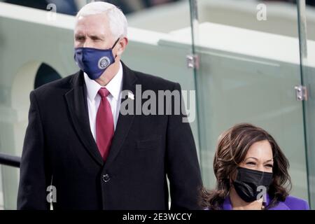Der designierte Vizepräsident Kamala Harris und Vizepräsident Mike Pence werden während der 59. Amtseinführung des designierten Präsidenten Joe Biden und des designierten Vizepräsidenten Kamala Harris am Mittwoch, den 20. Januar 2021 im US-Kapitol in Washington, DC/MediaPunch gesehen Stockfoto