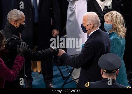 Usa. Januar 2021. Der designierte Präsident Joe Biden begrüßt den ehemaligen Präsidenten Barack Obama, als er am Mittwoch, den 20. Januar 2021, an der Westfront des Kapitols zur Einweihung als 46. Präsident der Vereinigten Staaten eintrifft. ( Credit: Caroline Brehman/Cq Roll Call)/Media Punch/Alamy Live News Stockfoto