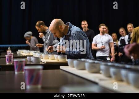 Coffee Tasting Challenge, bei der die Teilnehmer verschiedene Geschmäcker und Gerüche bei der Cup Tasting Championship in Bremen, Deutschland, im Februar identifizieren müssen Stockfoto