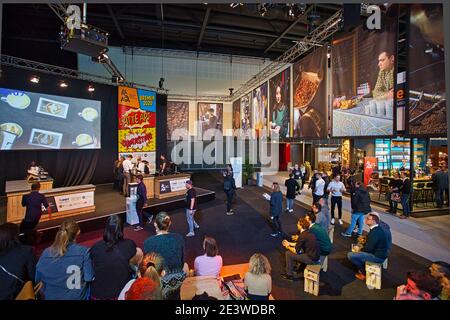 Coffee Tasting Challenge, bei der die Teilnehmer verschiedene Geschmäcker und Gerüche bei der Cup Tasting Championship in Bremen, Deutschland, im Februar identifizieren müssen Stockfoto