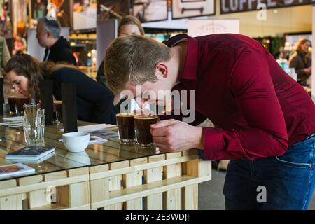 Kaffeeverkostung Herausforderung, bei der die Teilnehmer verschiedene Geschmäcker und Gerüche identifizieren müssen German Cup Tasting Championship,2020 in Bremen, Stockfoto