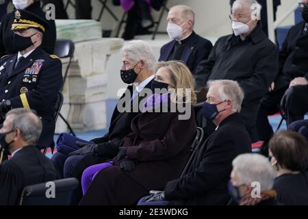 Der ehemalige US-Präsident Bill Clinton und die ehemalige US-Außenministerin Hillary Rodham Clinton sehen sich an, als Joe Biden am Mittwoch, dem 20. Januar 2021, im US-Kapitol in Washington, DC den Amtseid als 46. Präsident der USA ablegt. Quelle: Chris Kleponis/CNP/MediaPunch Stockfoto