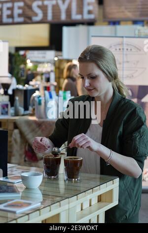 Kaffeeverkostung Herausforderung, bei der die Teilnehmer verschiedene Geschmäcker und Gerüche identifizieren müssen German Cup Tasting Championship,2020 in Bremen, Stockfoto