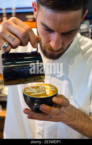 Yuri Marschall Latte Art Champion aus Deutschland Gießen gedämpfte Milch in Kaffeetasse Herstellung Latte Art. Stockfoto