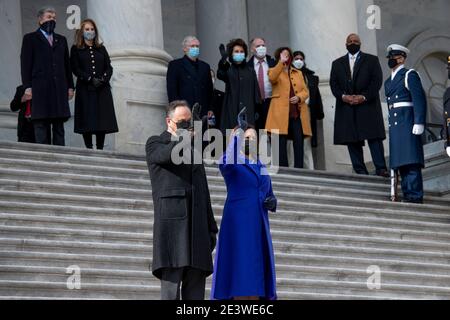 Vizepräsident Kamala Harris, rechts, Und ihr Ehemann, zweiter Gentleman Douglas Emhoff, schließen sich der Kongressleitung an und entsenden den ehemaligen Vizepräsidenten Mike Pence und seine Frau Karen Sue Pence, als sie nach der Amtseinführung von Präsident Joe Biden und Vizepräsident Kamala Harris am Mittwoch, dem 20. Januar 2021 in Washington, DC, das US-Kapitol verlassen. Kredit: Rod Lampey/Pool via CNP - Nutzung weltweit Stockfoto