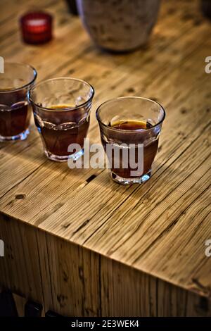 Coffee Tasting Challenge, bei der die Teilnehmer während der Cup Tasting Championship, Deutschland, verschiedene Geschmäcker und Gerüche identifizieren müssen Stockfoto