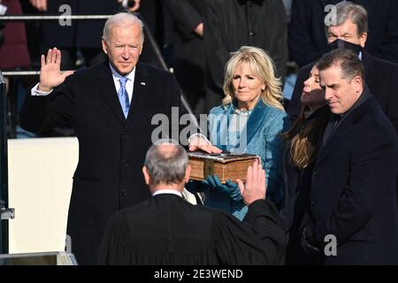 Washington, Usa. Januar 2021. DER DESIGNIERTE US-Präsident Joe Biden wird am 20. Januar 2021 im US-Kapitol in Washington, DC, als 46. US-Präsident vereidigt. Pool Foto von Saul Loeb/UPI Kredit: UPI/Alamy Live News Stockfoto