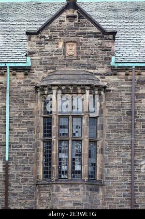 Fassade eines gotischen College-Gebäudes mit Erkerfenster, Trinity College an der Universität von Toronto Stockfoto