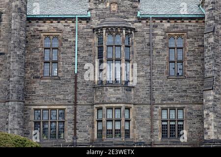 Fassade eines gotischen College-Gebäudes mit Erkerfenster, Trinity College an der Universität von Toronto Stockfoto