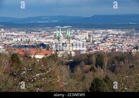 Panoramablick auf die Weltkulturerbe-Stadt Bamberg an einem sonnigen Wintertag mit dem berühmten bamberger Dom in der Mitte. Hochwertige Fotos Stockfoto