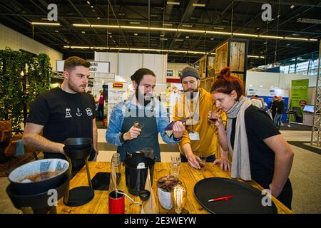 Coffee Tasting Herausforderung, wo die Teilnehmer müssen verschiedene identifizieren Schmeckt und riecht während der Cup Tasting Championship in Deutschland Stockfoto