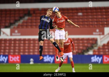 Nottingham, Großbritannien. Januar 2021. George Saville von Middlesbrough kämpft mit Ryan Yates während des Sky Bet Championship-Spiels zwischen Nottingham Forest und Middlesbrough am City Ground, Nottingham, am Mittwoch, den 20. Januar 2021. (Kredit: Jon Hobley - MI News) Kredit: MI Nachrichten & Sport /Alamy Live Nachrichten Stockfoto