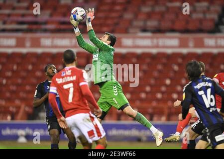 Nottingham, Großbritannien. Januar 2021. Marcus Bettinelli von Middlesbrough springt während des Sky Bet Championship-Spiels zwischen Nottingham Forest und Middlesbrough am City Ground, Nottingham, am Mittwoch, den 20. Januar 2021 um den Ball. (Kredit: Jon Hobley - MI News) Kredit: MI Nachrichten & Sport /Alamy Live Nachrichten Stockfoto