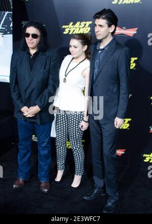 14. Januar 2013: Gene Simmons, Sophie Simmons und Nick Simmons nehmen an der Los Angeles Premiere von ''The Last Stand'' Teil, die im Grauman's Chinese Theatre stattfand. (Bild: © Billy Bennight/ZUMA Wire) Stockfoto