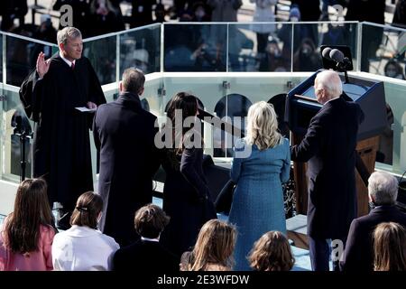 Präsident Joe Biden legt den Amtseid während der 59. Amtseinführung des Präsidenten am Mittwoch, 20. Januar 2021 im US-Kapitol in Washington, DC/MediaPunch ab Stockfoto