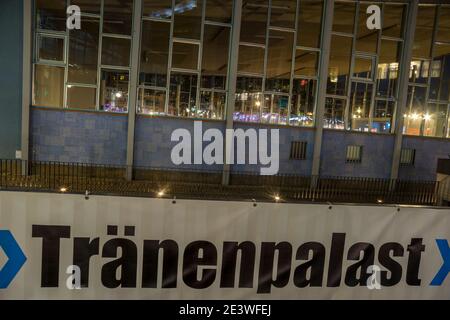 Die Seite des ehemaligen Grenzübergangs zwischen Ost-Berlin und West-Berlin am Bahnhof Friedrichstraße, Berlin 2020. Stockfoto