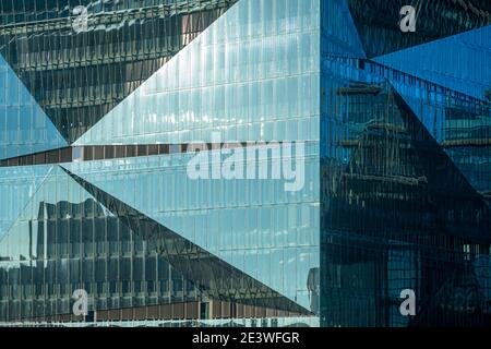 Die Fassade des Bürogebäudes Cube Berlin am Washingtonplatz, Berlin 2020. Stockfoto