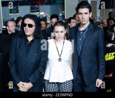 14. Januar 2013: Gene Simmons, Sophie Simmons und Nick Simmons nehmen an der Los Angeles Premiere von ''The Last Stand'' Teil, die im Grauman's Chinese Theatre stattfand. (Bild: © Billy Bennight/ZUMA Wire) Stockfoto