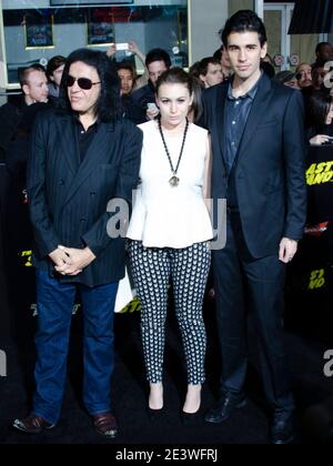 14. Januar 2013: Gene Simmons, Sophie Simmons und Nick Simmons nehmen an der Los Angeles Premiere von ''The Last Stand'' Teil, die im Grauman's Chinese Theatre stattfand. (Bild: © Billy Bennight/ZUMA Wire) Stockfoto