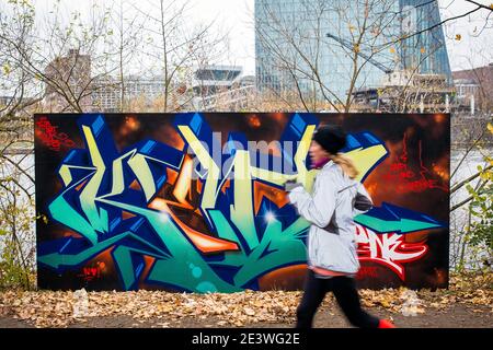 Ein Jogger passiert Graffit vor der europäischen Zentralbank in Frankfurt. Stockfoto