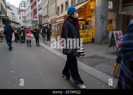 Schweiz, Lausanne, Covid19. Am 13. Januar kündigte die Regierung die Schließung nicht wichtiger Geschäfte und die obligatorische Telearbeit sowie die Verlängerung der Schließung von Restaurants und Sportanlagen bis Ende Februar an, um Coronavirus-Infektionen drastisch zu reduzieren. Die neuen Maßnahmen treten ab Januar 18 in Kraft. Private Veranstaltungen sind auf fünf Personen begrenzt. Wo Telearbeit nicht möglich ist, müssen Masken am Arbeitsplatz getragen werden, auch wenn soziale Distanz eingehalten wird. Stockfoto