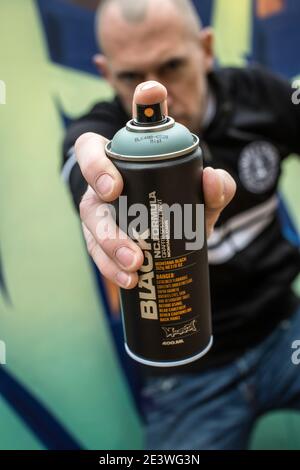 Graffiti Künstler hält Farbe Spray kann Stockfoto