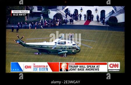 Ein CNN-Screenshot des US-Präsidenten Donald Trump, der am Morgen der Amtseinführung von Joe Biden das Weiße Haus nach Florida verlässt. Stockfoto