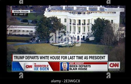 Ein CNN-Screenshot des US-Präsidenten Donald Trump, der am Morgen der Amtseinführung von Joe Biden das Weiße Haus nach Florida verlässt. Stockfoto