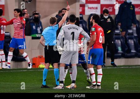 VILLARREAL, NIEDERLANDE - JANUAR 20: Rote Karte für Yan Eteki aus Granada während des La Liga Santander Spiels zwischen Villarreal CF und Granada CF in Est Stockfoto